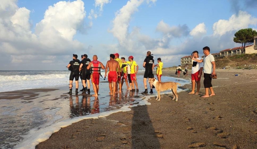 Karasu sahilinde kız çocuğu denizde kayboldu