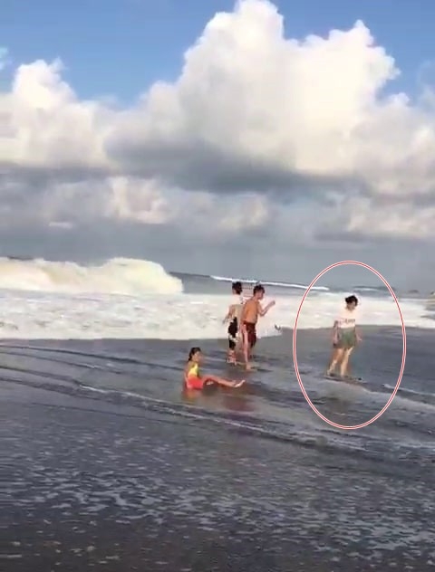 Karasu sahilinde kız çocuğu denizde kayboldu