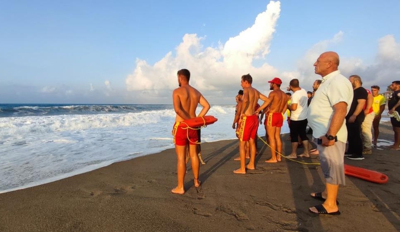 Karasu sahilinde kız çocuğu denizde kayboldu