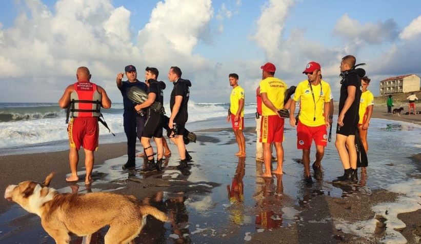 Karasu sahilinde kız çocuğu denizde kayboldu