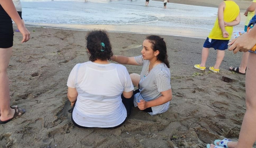Karasu sahilinde kız çocuğu denizde kayboldu