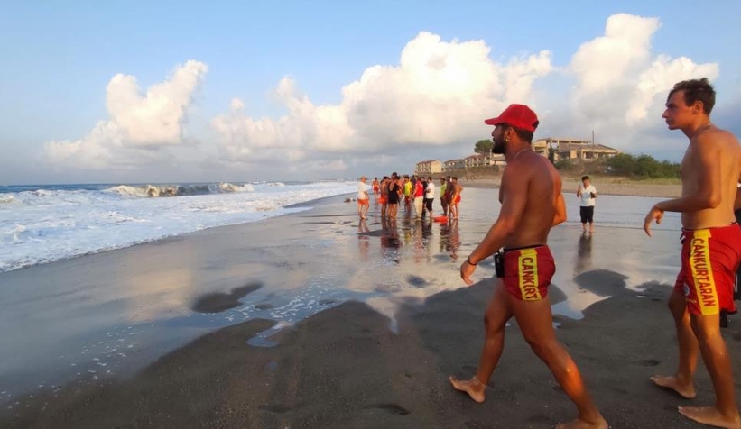 Karasu sahilinde kız çocuğu denizde kayboldu