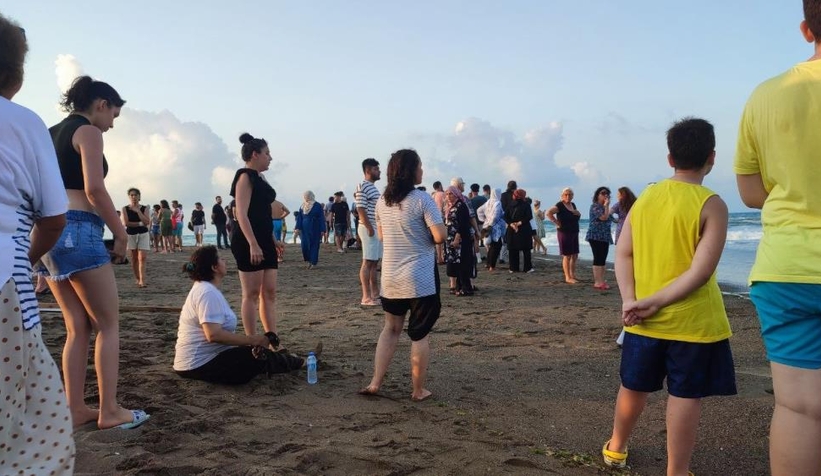 Karasu sahilinde kız çocuğu denizde kayboldu
