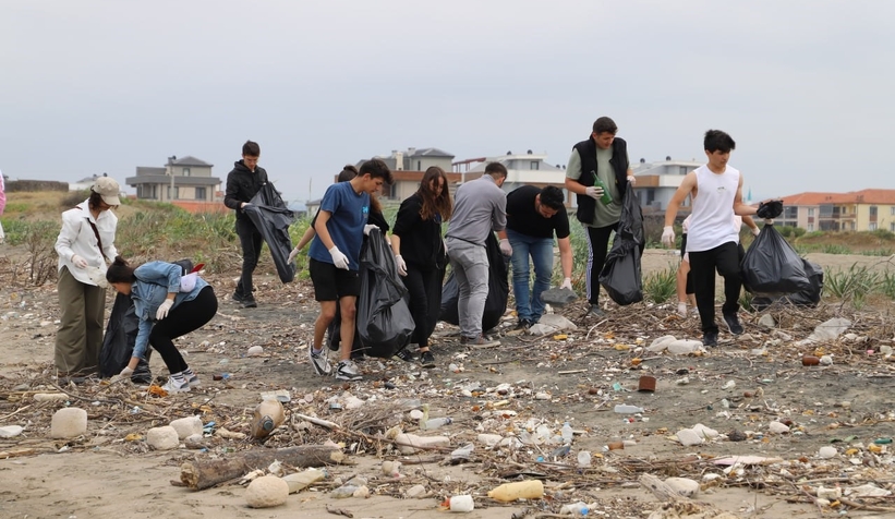 Karasu sahilinden çıkan çöpler şaşırttı