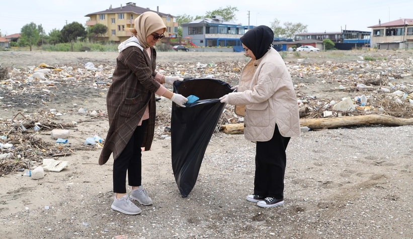 Karasu sahilinden çıkan çöpler şaşırttı