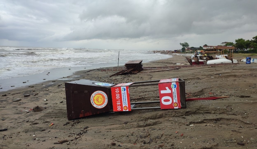 Karasu sahilini fırtına vurdu