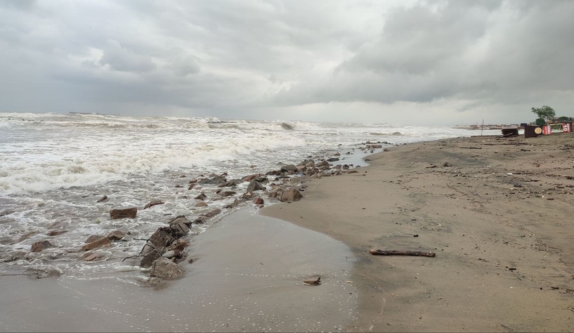 Karasu sahilini fırtına vurdu