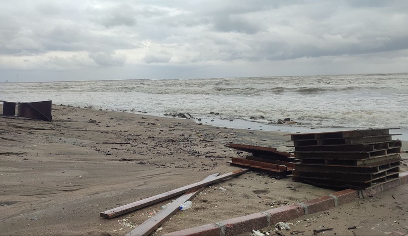 Karasu sahilini fırtına vurdu