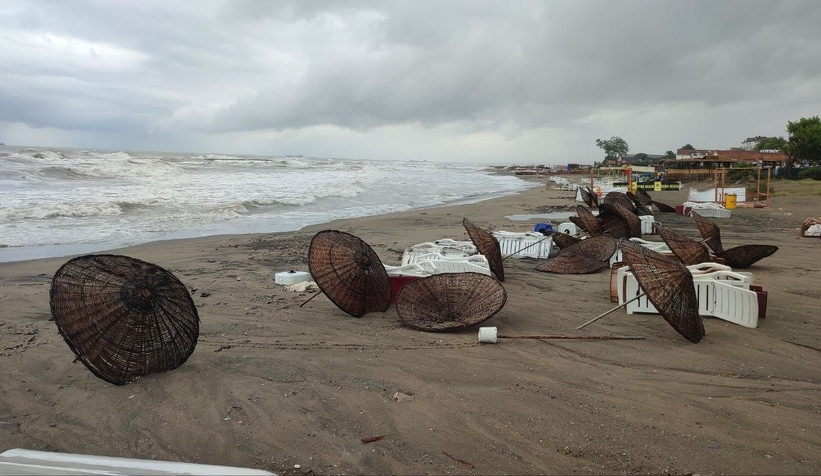 Karasu sahilini fırtına vurdu