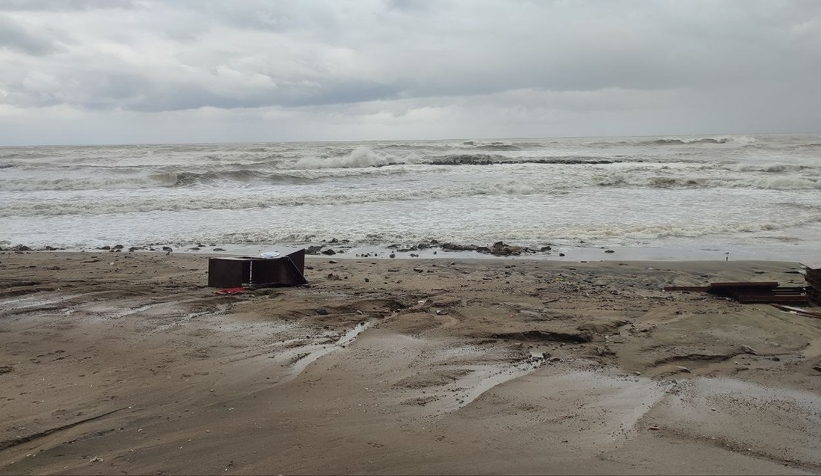 Karasu sahilini fırtına vurdu