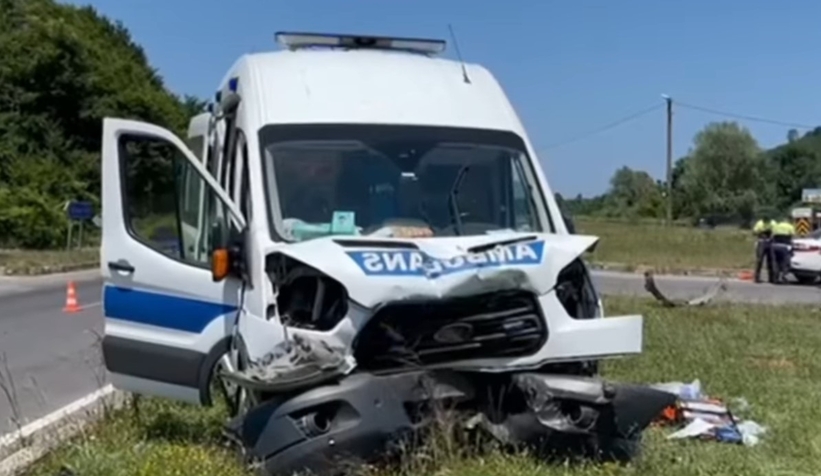karasu-yolunda-hasta-nakil-ambulansi-ile-traktor-carpistiv2l5vk9aeh