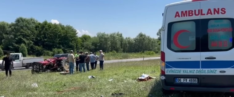 karasu-yolunda-hasta-nakil-ambulansi-ile-traktor-carpistiv2l5vk9aeh