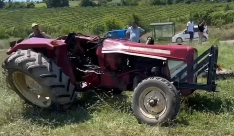 karasu-yolunda-hasta-nakil-ambulansi-ile-traktor-carpistiv2l5vk9aeh