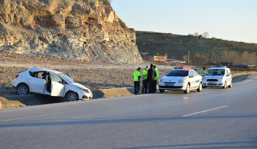 Karasu yolunda kaza; Emniyet kemerleri kurtardı