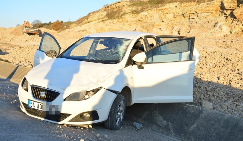 Karasu yolunda kaza; Emniyet kemerleri kurtardı