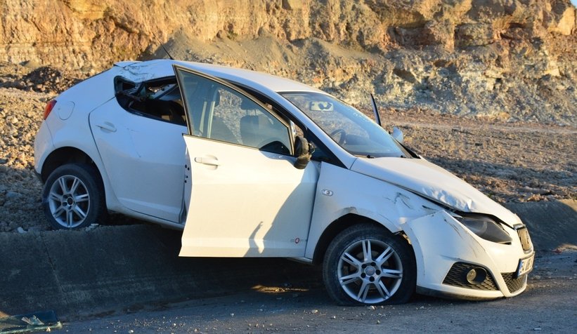 Karasu yolunda kaza; Emniyet kemerleri kurtardı
