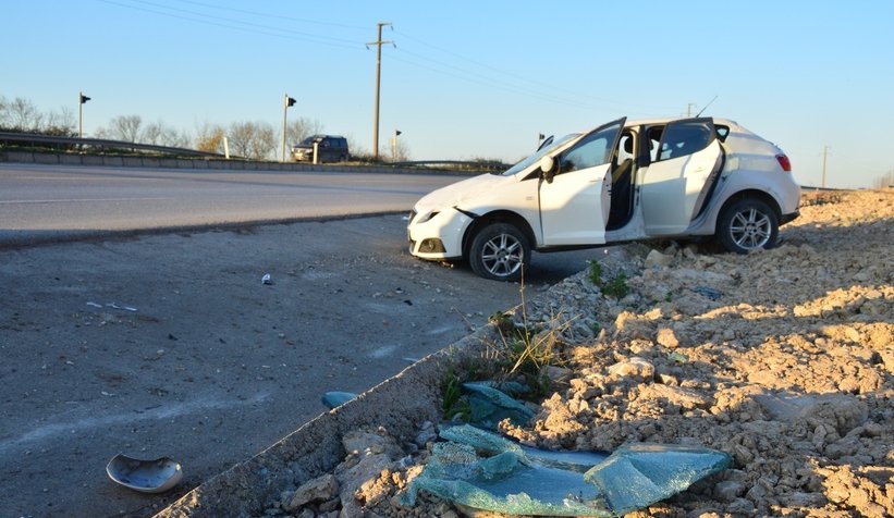 Karasu yolunda kaza; Emniyet kemerleri kurtardı