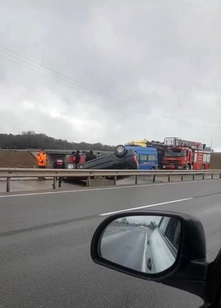 Karasu yolunda takla attı