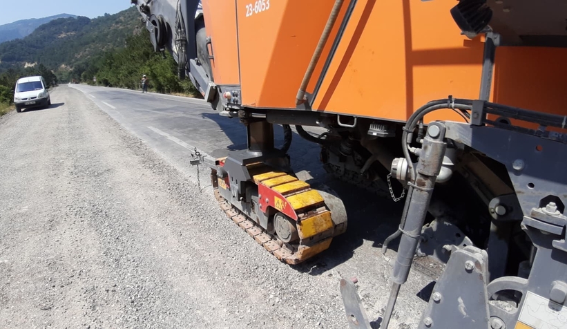 Karayolları ekiplerinin sıcak havada zorlu mesaisi