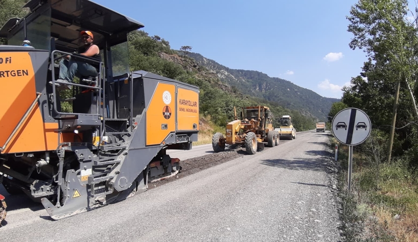 Karayolları ekiplerinin sıcak havada zorlu mesaisi