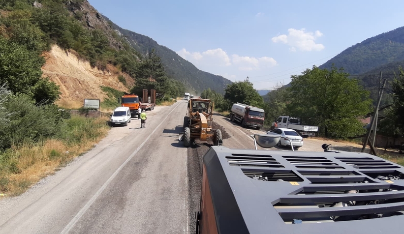 Karayolları ekiplerinin sıcak havada zorlu mesaisi