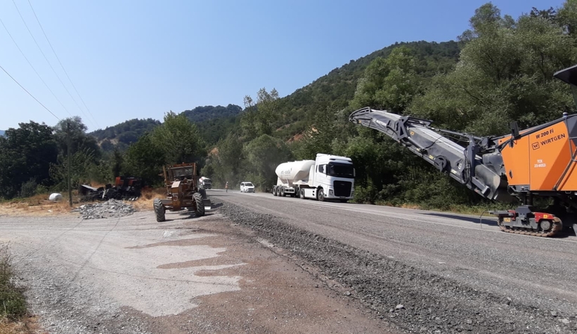 Karayolları ekiplerinin sıcak havada zorlu mesaisi