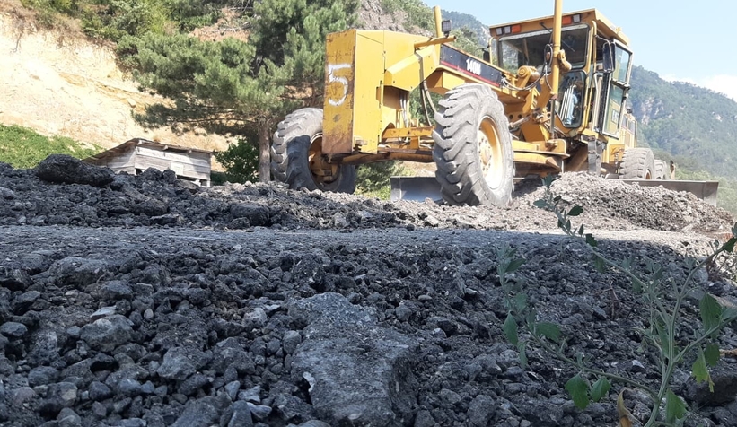 Karayolları ekiplerinin sıcak havada zorlu mesaisi