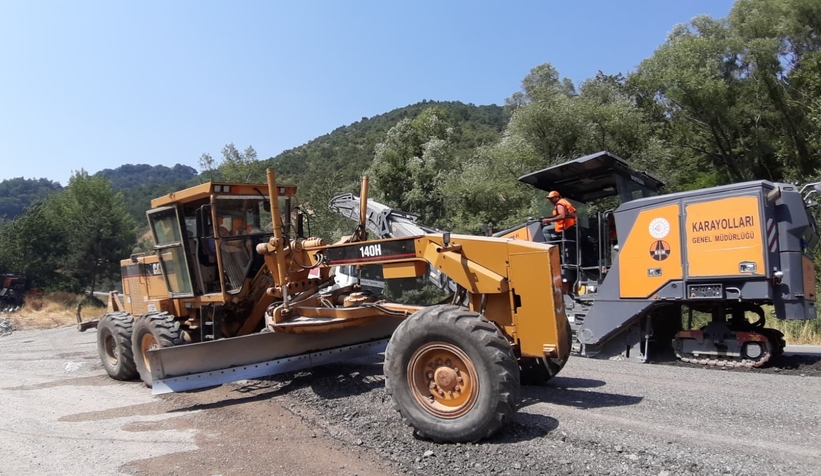 Karayolları ekiplerinin sıcak havada zorlu mesaisi