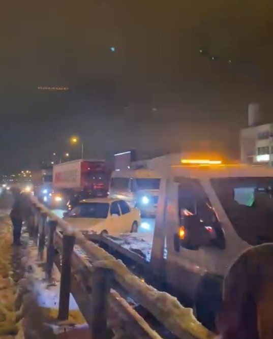 Karda 13 araç birbirine girdi