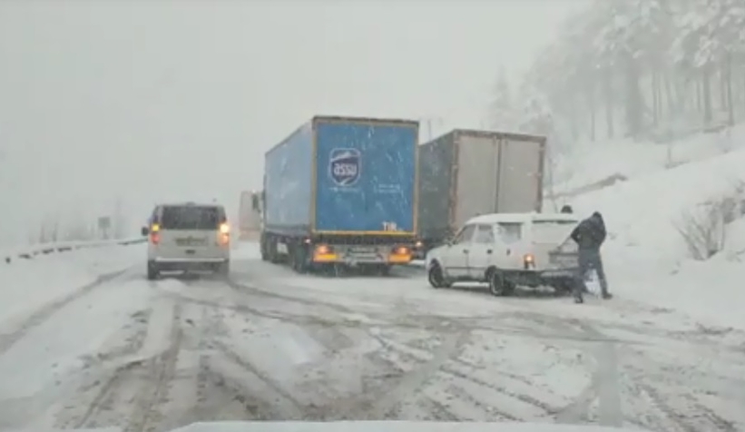 karda-araclar-kaydi-yol-kilitlendiqlhry09vve