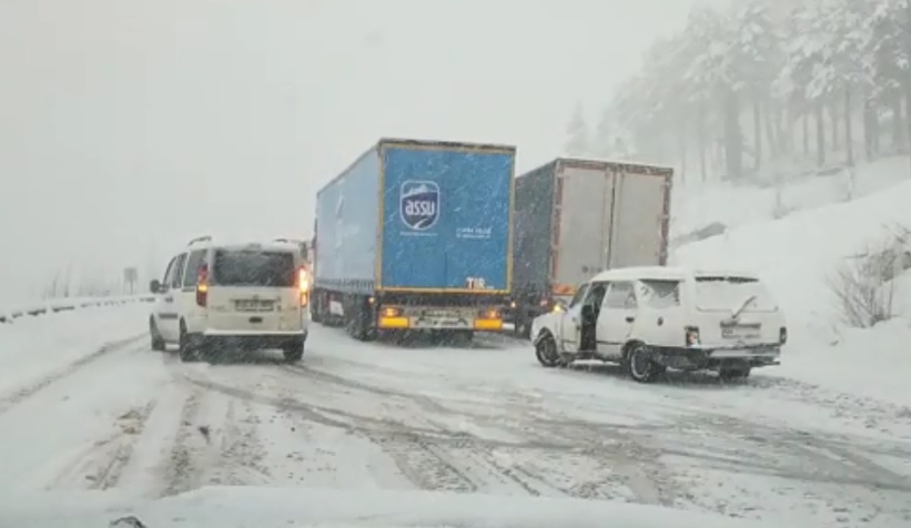 karda-araclar-kaydi-yol-kilitlendiqlhry09vve