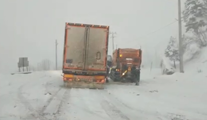 karda-araclar-kaydi-yol-kilitlendiqlhry09vve