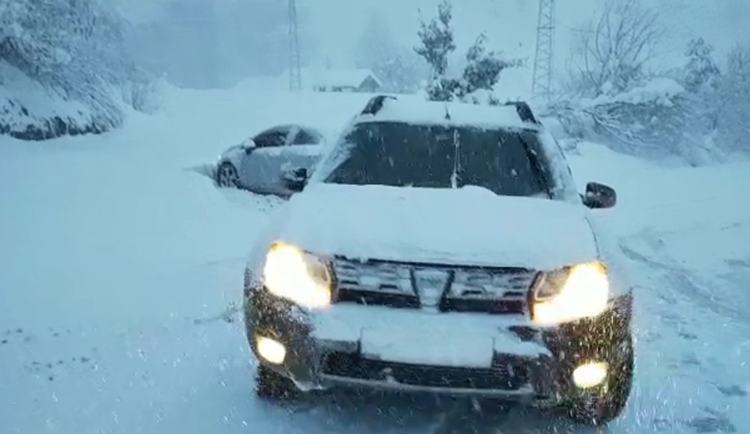 karda-araclar-kaydi-yol-kilitlendiqlhry09vve