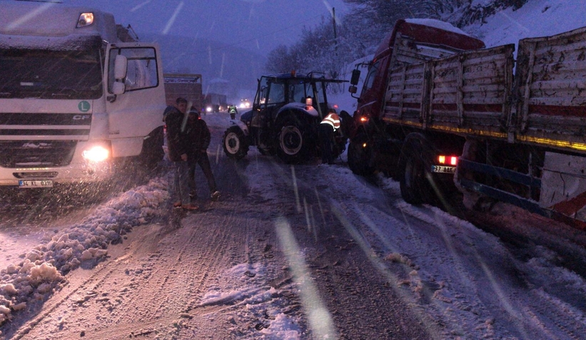 karda-araclar-kaydi-yol-kilitlendiqlhry09vve