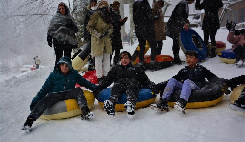 Karda doyasıya eğlendiler