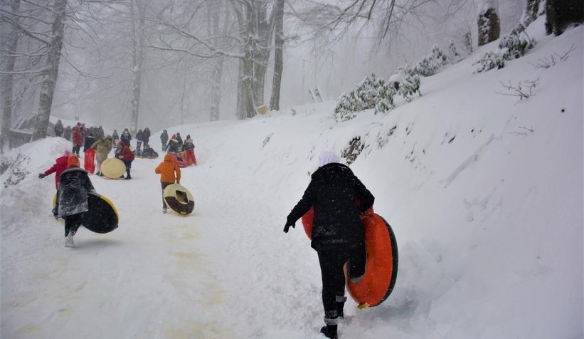 Karda doyasıya eğlendiler