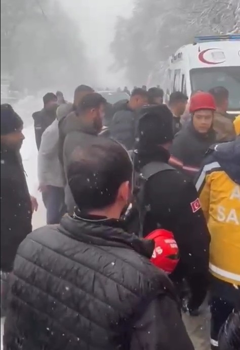 karda-kayan-otomobil-taklalar-atti-3-yaraliutcvvxkxtm