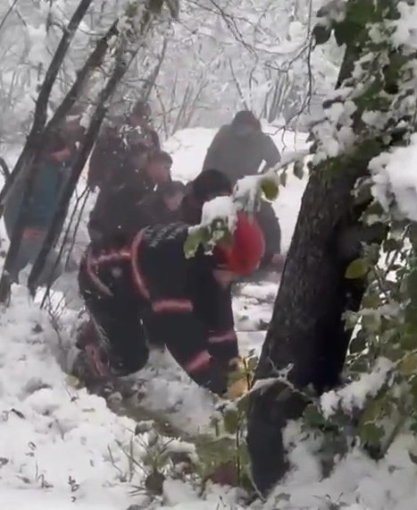 karda-kayan-otomobil-taklalar-atti-3-yaraliutcvvxkxtm