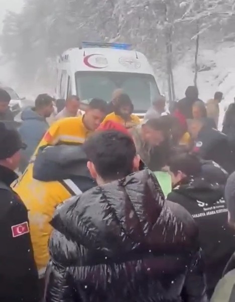 karda-kayan-otomobil-taklalar-atti-3-yaraliutcvvxkxtm