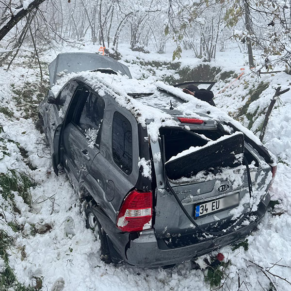 karda-kayan-otomobil-taklalar-atti-3-yaraliutcvvxkxtm