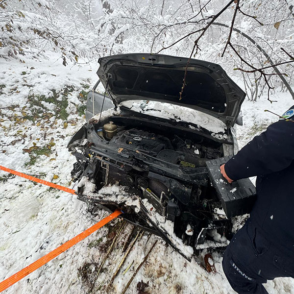 karda-kayan-otomobil-taklalar-atti-3-yaraliutcvvxkxtm