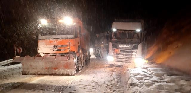 Karda kayan tanker yolu kapadı