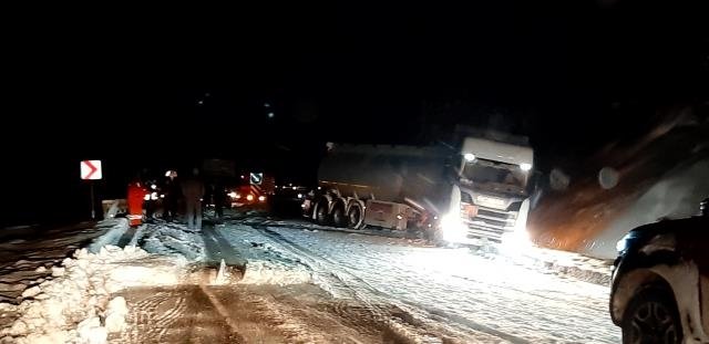 Karda kayan tanker yolu kapadı