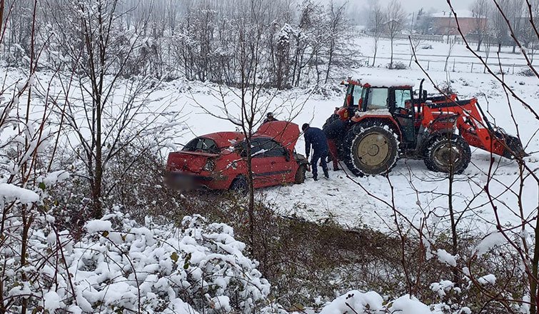 Karda kayıp şarampole uçtu