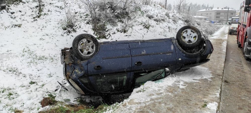Karda kayıp takla attı