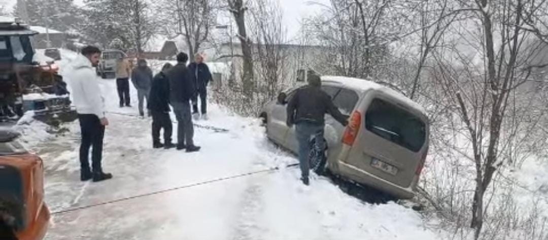 karda-kaza-yapan-arac-icin-seferber-oldularn3fxd0joyv