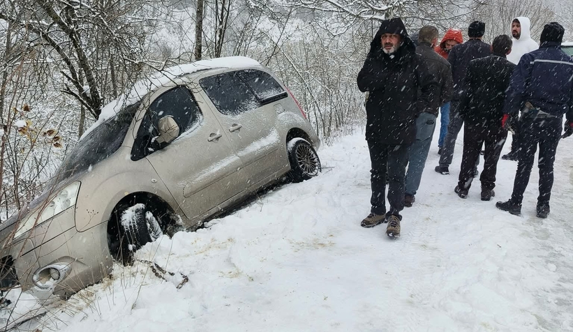 karda-kaza-yapan-arac-icin-seferber-oldularn3fxd0joyv