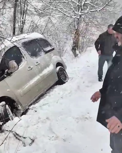 karda-kaza-yapan-arac-icin-seferber-oldularn3fxd0joyv