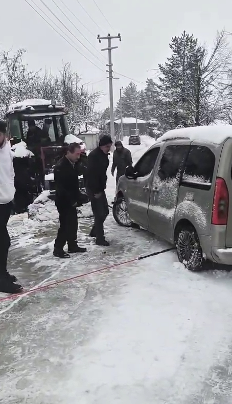 karda-kaza-yapan-arac-icin-seferber-oldularn3fxd0joyv