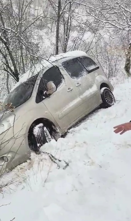 karda-kaza-yapan-arac-icin-seferber-oldularn3fxd0joyv